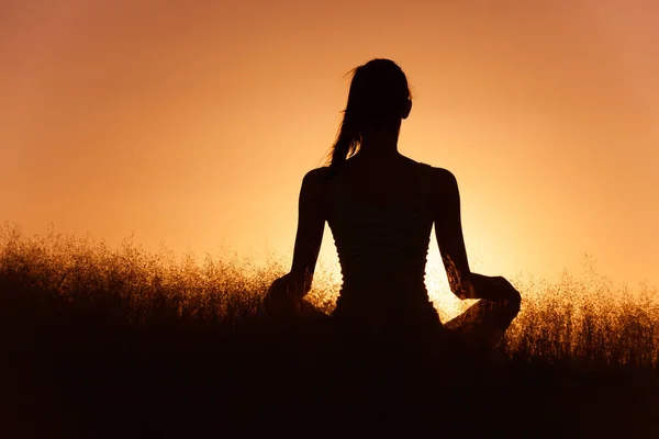 Vrouw Mediteert Buiten Bij Zonsondergang — Stockfoto