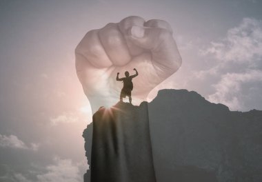 İnsan kendini güçlü, muzaffer ve güçlü hisseder uçurumun kenarında dikilirken. Çift pozlama. 