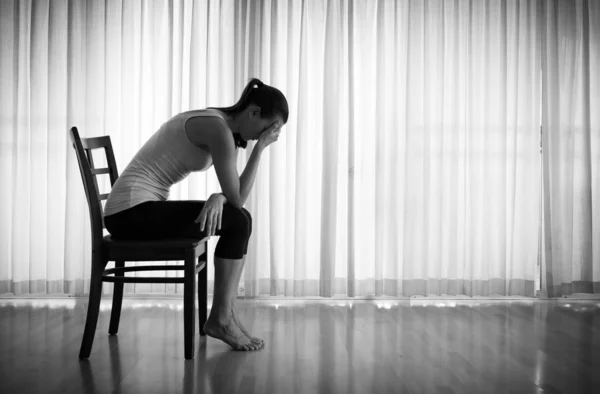 Mujer Triste Sentada Una Silla Casa — Foto de Stock