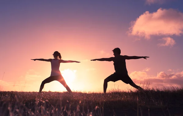 Paar Praktiziert Yoga Bei Sonnenuntergang — Stockfoto