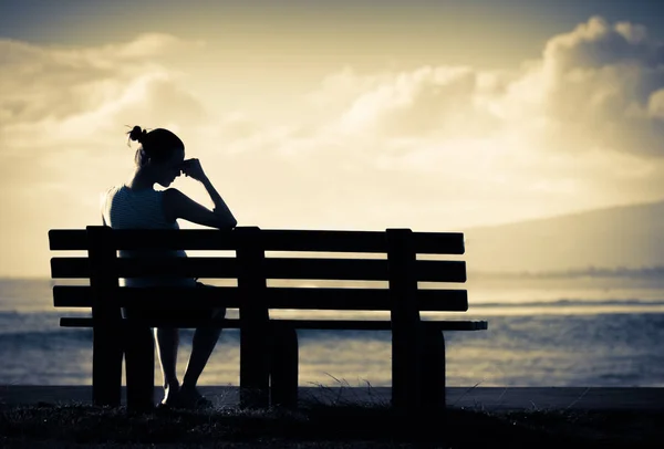 Einsame Traurige Frau Auf Der Bank Sitzend — Stockfoto