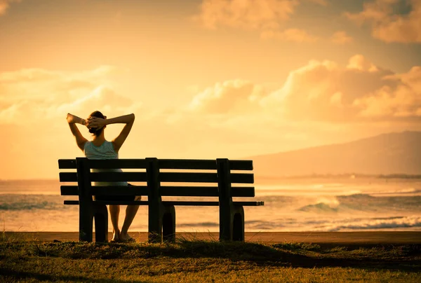 Donna Seduta Una Panchina Guardare Bellissimo Tramonto Ubicazione Hawaii Stati — Foto Stock