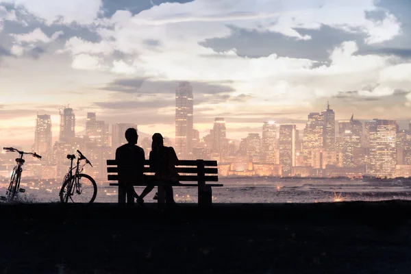 Молода Пара Сидить Разом Лавці Міському Парку Спостерігаючи Заходом Сонця — стокове фото
