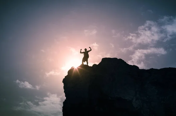 成功的强壮男性徒步旅行者 — 图库照片