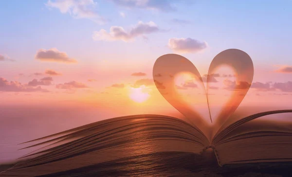 Página Libro Forma Corazón Contra Una Hermosa Puesta Sol Concepto — Foto de Stock