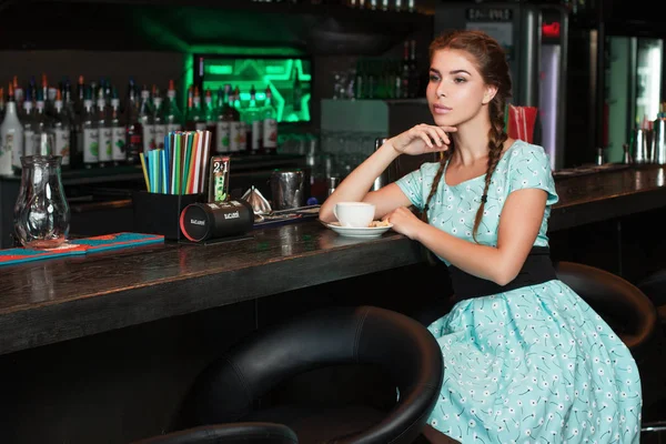 Belle Fille Avec Une Tasse Café Gâteau Fromage — Photo