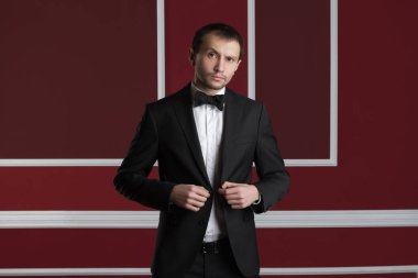  şık takım elbise poz içinde genç adam. İş tarzı. Erkek güzellik, moda. Saç modeli.