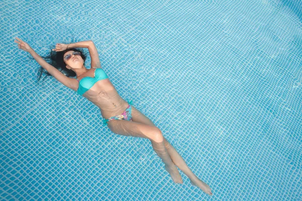 Menina Sexy Toma Banho Sol Piscina — Fotografia de Stock