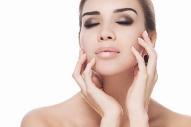 Beyaz arka plan üzerinde güzel ve genç birbayan. Güzellik kadın portre.