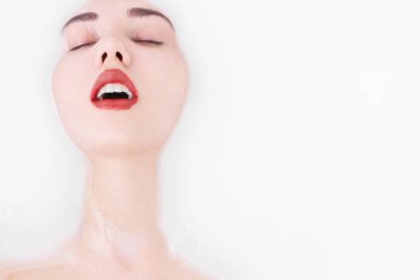 Sütlü banyoda seksi bir kız.