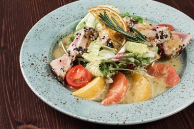 tabak salata yeşillikleri, domates ve susam ördek