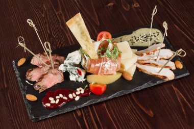 ahşap masa üzerinde et ve peynir meze ile kayrak Yönetim Kurulu