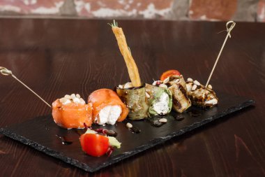 slate üzerinde lezzetli süslenmiş Rulo meze servis