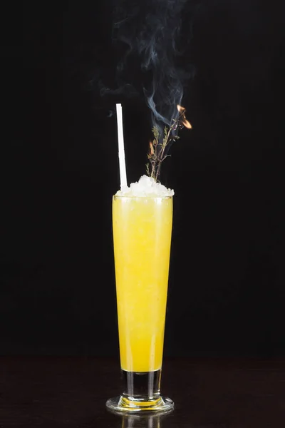 Cocktail Alcool Jaune Avec Bâton Brûlant Sur Fond Noir — Photo