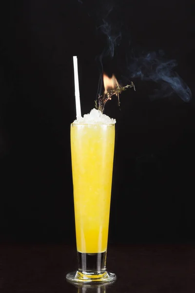 Żółty Alkoholu Koktajl Nagrywaniem Kij Czarnym Tle — Zdjęcie stockowe