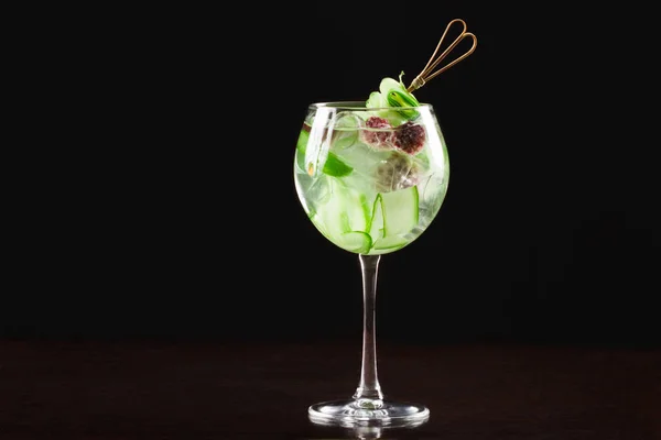 Alkoholcocktail Mit Gurke Glas Auf Dunklem Hintergrund — Stockfoto