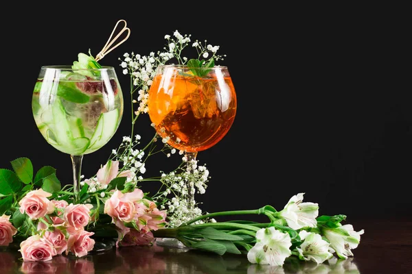 Cocktailar Med Alkohol Glas Med Färska Blommor Svart Bakgrund — Stockfoto
