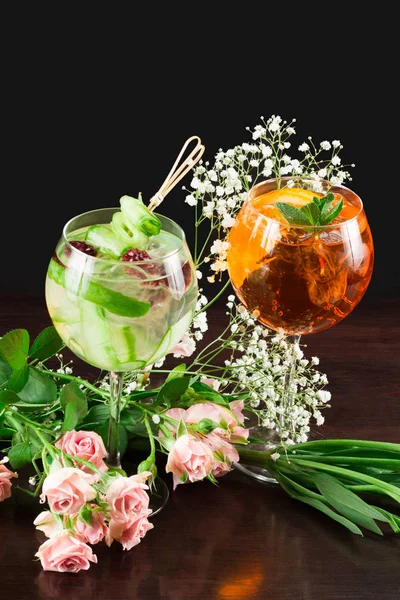 Cócteles Con Alcohol Vasos Con Flores Frescas Sobre Fondo Negro — Foto de Stock