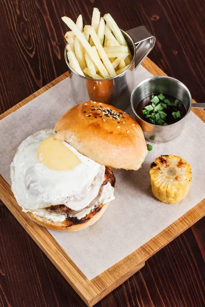 Heerlijk Hamburger Met Gebakken Eieren Asperges Franse Frietjes — Stockfoto