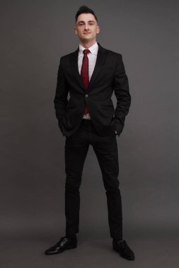 şık takım elbise poz içinde genç adam. İş tarzı. Erkek güzellik, moda. Saç modeli.