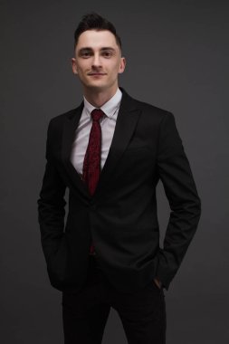 şık takım elbise poz içinde genç adam. İş tarzı. Erkek güzellik, moda. Saç modeli.