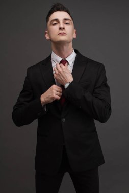 şık takım elbise poz içinde genç adam. İş tarzı. Erkek güzellik, moda. Saç modeli.