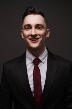 şık takım elbise poz içinde genç adam. İş tarzı. Erkek güzellik, moda. Saç modeli.