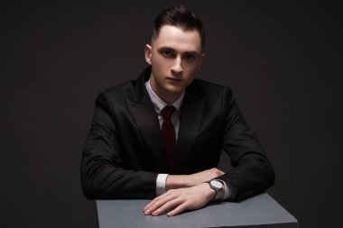 şık takım elbise poz içinde genç adam. İş tarzı. Erkek güzellik, moda. Saç modeli.