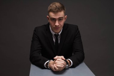 şık takım elbise poz içinde genç adam. İş tarzı. Erkek güzellik, moda. Saç modeli.