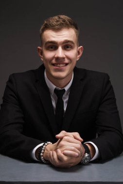 şık takım elbise poz içinde genç adam. İş tarzı. Erkek güzellik, moda. Saç modeli.