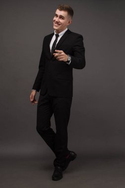 şık takım elbise poz içinde genç adam. İş tarzı. Erkek güzellik, moda. Saç modeli.