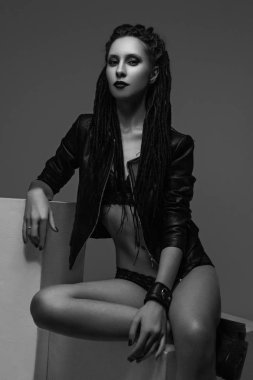 Poz seksi genç güzel baskın Bayan. siyah beyaz fotoğraf