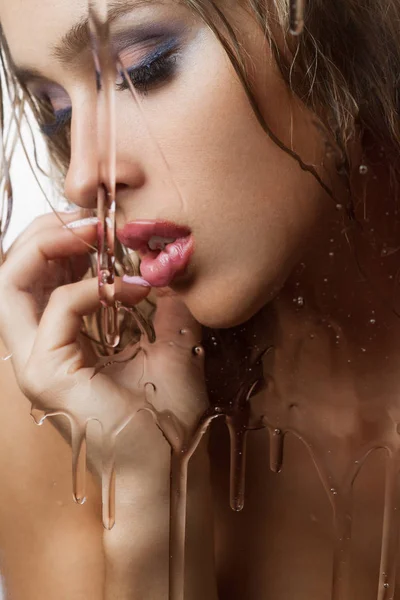 Portret Młodej Kobiety Uwodzicielski Prysznic — Zdjęcie stockowe
