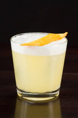 Ekşi kokteyl içmek - alkol koleksiyonu