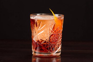 Alkol kokteyl koleksiyonu - Negroni Americano portakal ile 