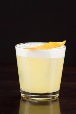 Ekşi kokteyl içmek - alkol koleksiyonu