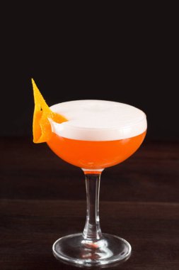 Ekşi kokteyl içmek - alkol koleksiyonu