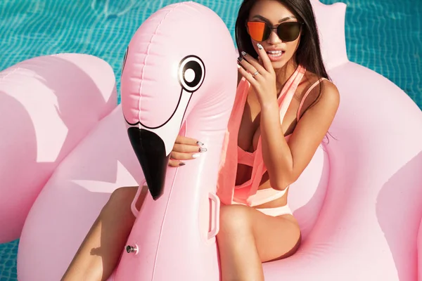 Beautiful Girl Swimsuit Swims Pool — Stock Photo, Image