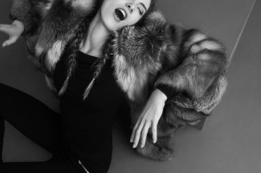 Kürk mantolu güzel kadın. Güzellik Moda Kızı.