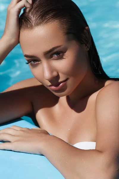 Sexy Mädchen Badeanzug Auf Einem Pool — Stockfoto