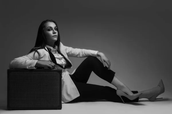Schöne Mädchen Einem Klassischen Anzug Posiert Schwarz Weiß Bild — Stockfoto