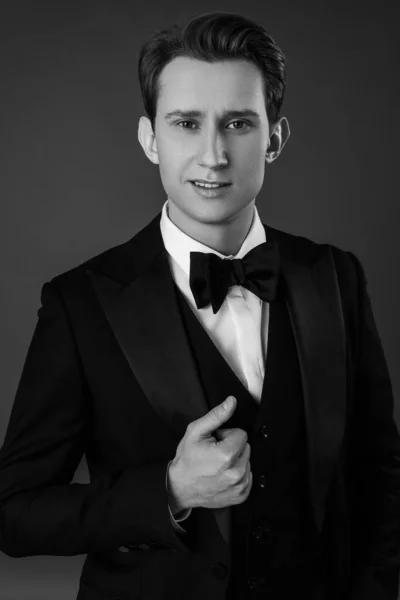Portret Atrakcyjnego Młodego Biznesmena Czarnym Tle Garniturze Krawacie Klasyczny Styl — Zdjęcie stockowe