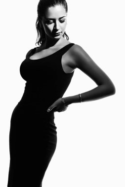 Siyah klasik elbiseli güzel bir kadın stüdyoda poz veriyor.. 