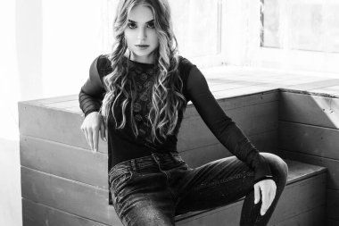 Gölgeler yerde yatan güzel kadının üzerinde