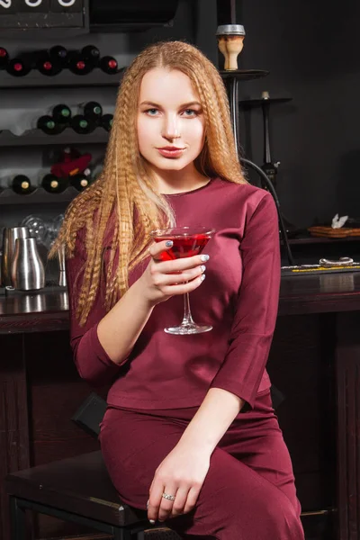 Belle Femme Robe Soirée Assise Près Comptoir Bar Avec Verre — Photo