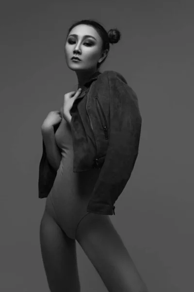 Jolie Jeune Sexy Mode Sensuelle Femme Robe Veste Posant Sur — Photo