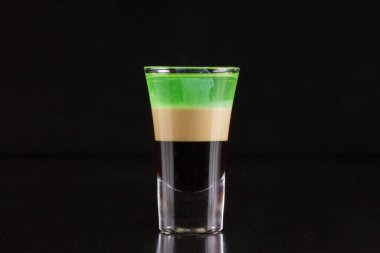 Siyah arka planda alkol kokteyli olan cam.