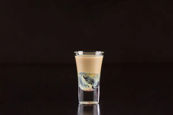 Vaso Con Cóctel Alcohol Sobre Fondo Negro —  Fotos de Stock