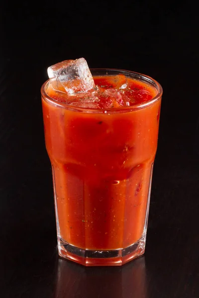 Cocktail Bloody Mary Mit Eis Glas Auf Einem Holztisch — Stockfoto