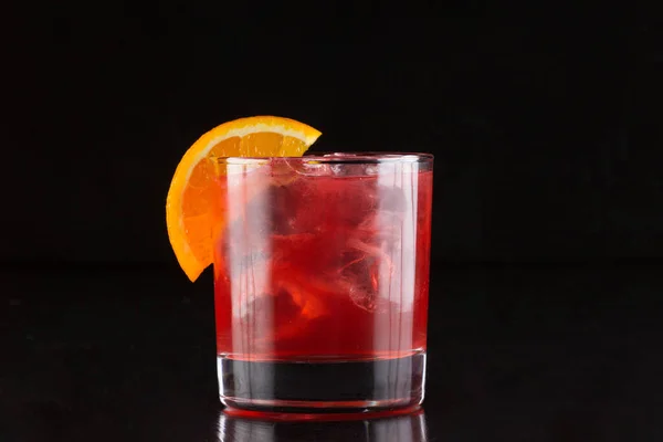 Verre Avec Cocktail Alcool Sur Fond Noir — Photo